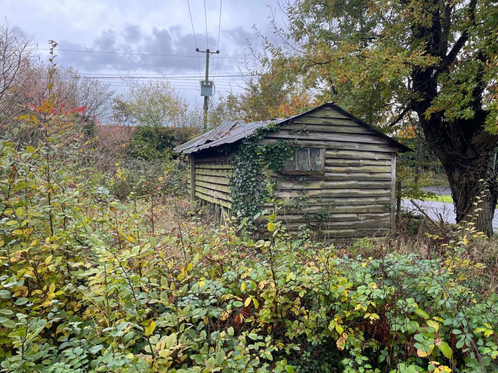Lot: 39 - FREEHOLD SITE WITH DILAPIDATED TIMBER BUILDING - General view of site